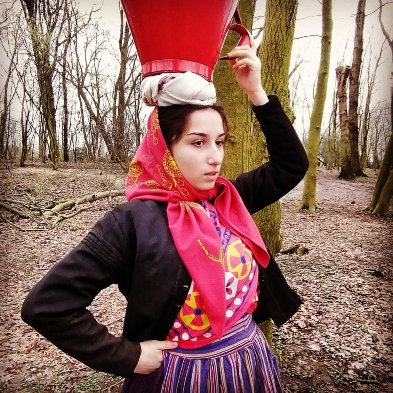 costumes portugais folklorique - Association vivencias do Minho de Tourcoing dans les Hauts de France. Costumes portugueses, trajes portugueses, minhotos ranchos folcloricos encenaçao de trabalho  rapariga com cantaro de agua a cabeça com lenços da loja Paço da Vila