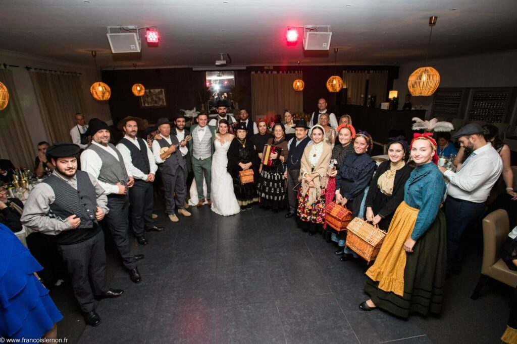 photo de groupe de personnes en costume traditionnel portugais avec des mariées