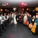 photo de groupe de personnes en costume traditionnel portugais avec des mariées