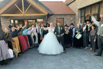 groupe folklorique autour d'un couple de mariée pour une animation